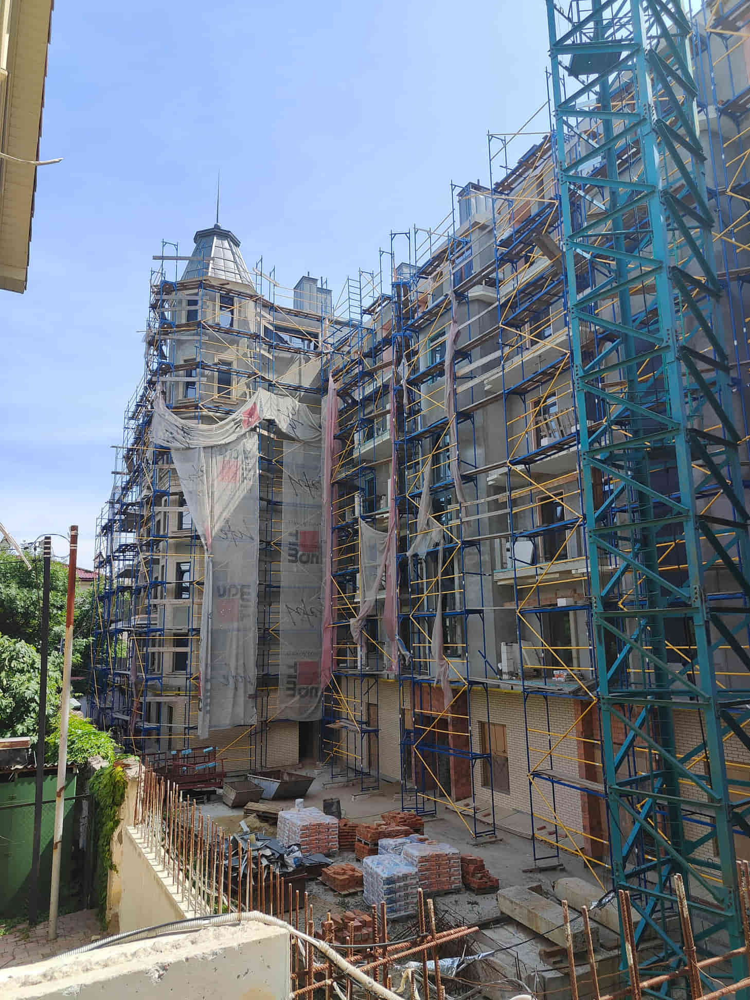 Construction photo of the facade under scaffolding